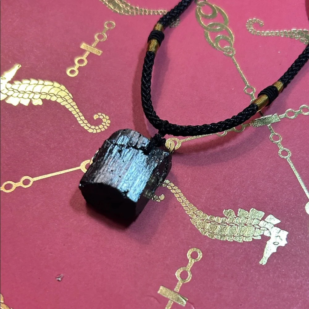 Black and Gold Pendant Necklace - Picture 3 of 4